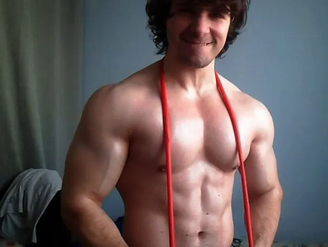 Großer muskulöser Kerl Flex und Sperma
