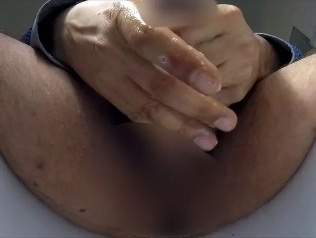 Gianni Ginestra pinkelt dich an und wischt sich seinen Penis im Bidet ab.