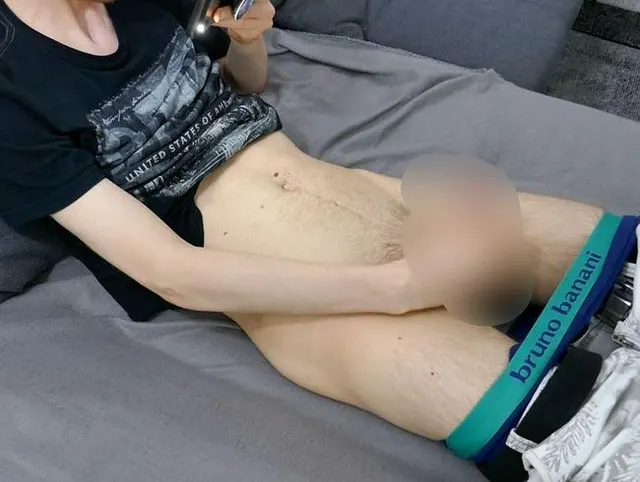 Video 061 - Maxi wichst in seine Spermadose Teil 2-5