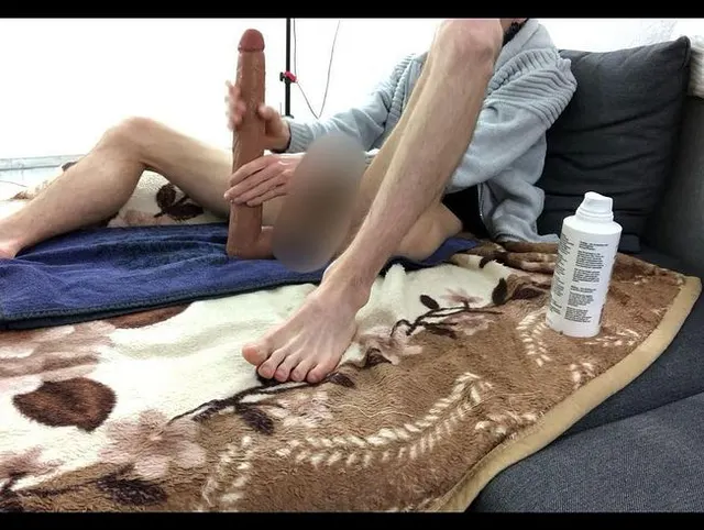Video 074 - Maxi Trainiert mit Monsterdildo in die Tiefe Cam 2 Teil 1-6