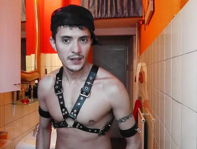 Geiles pissen in Leder Harness
