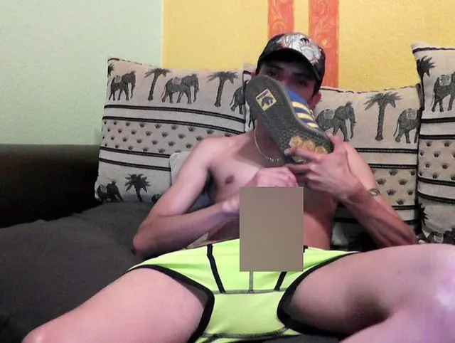 Latino Boy Pre-cum ablecken und pissen