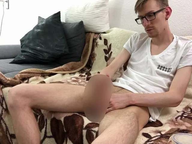 Video 157 - Ausgibig wichsen und das Sperma in die SpermaSammelDose Rotzen - Cam 1 Teil 1-2