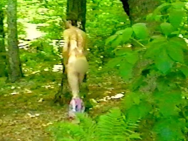 Teen Boy Strip mit 18 komplett nackt im Wald - Vintage Erotik aus den Neunzigern