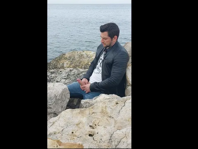 Ich masturbiere am Meeresstrand und komme hart auf die Felsen, wurde fast erwischt