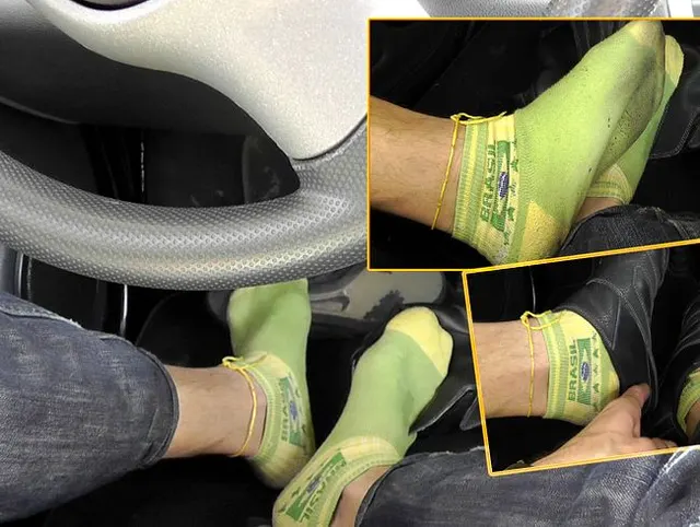 Sneakersocken beim Autofahren