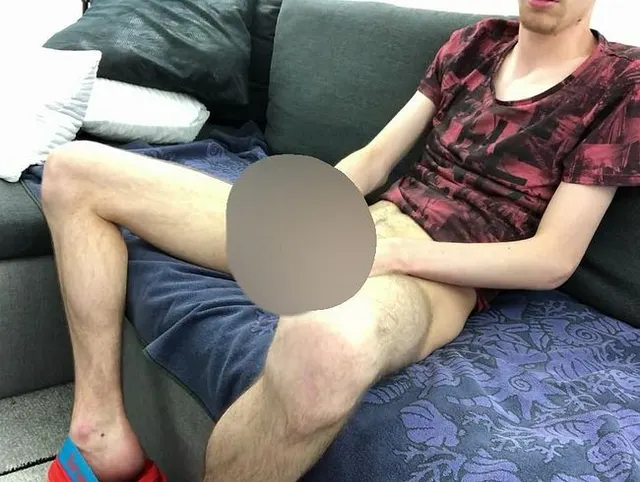 Video 112 - Maxi Wichst und spritzt in die Frozen Sperma Sammel Dose - Cam 1 - Teil 2-2