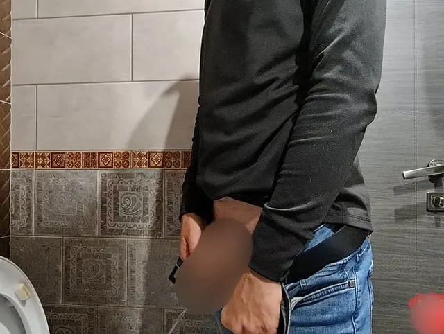 Typ pisst ins Klo - Pisswoche
