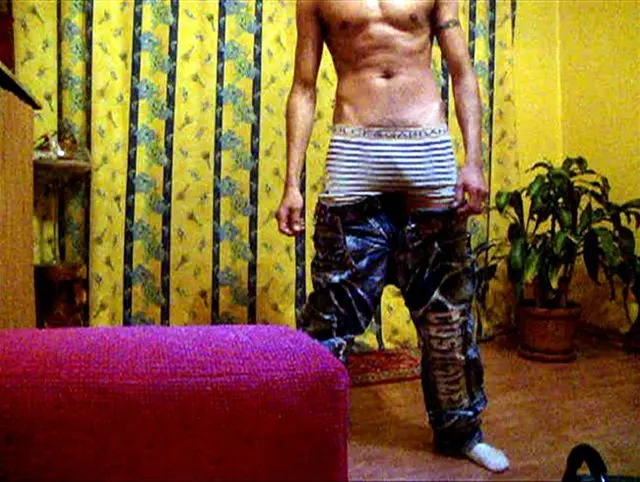 Sexy Körperposing in Jeans und Boxers (Userwusch)