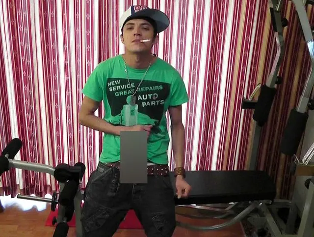 Latino Skater beim Rauchen u.Wichsen