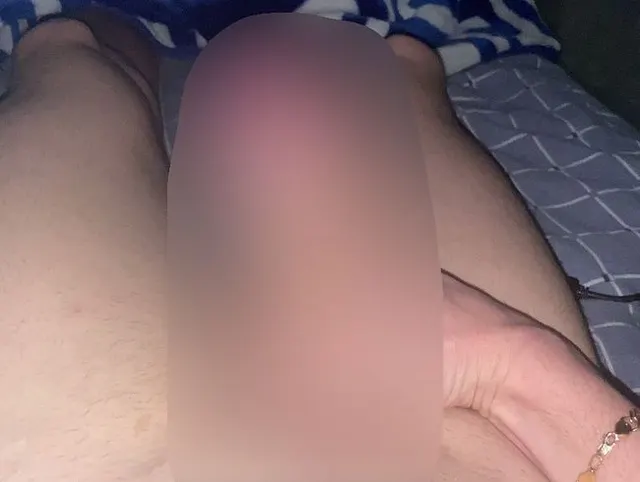 Einen großen Schwanz wichsen, abspritzen und Sperma auf meinen Bauch reiben!