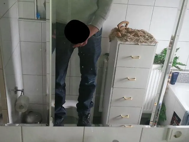 Kurz vor dem Spiegel den Schwanz groß wichsen