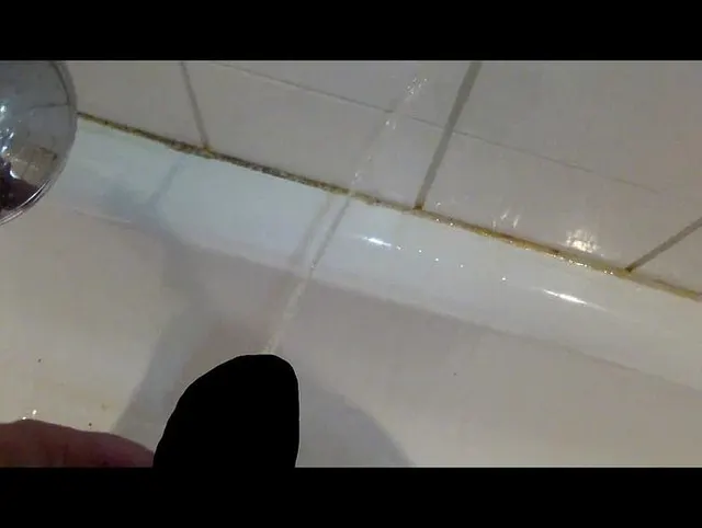 Fliesen im Bad vollgepisst mit dirtytalk