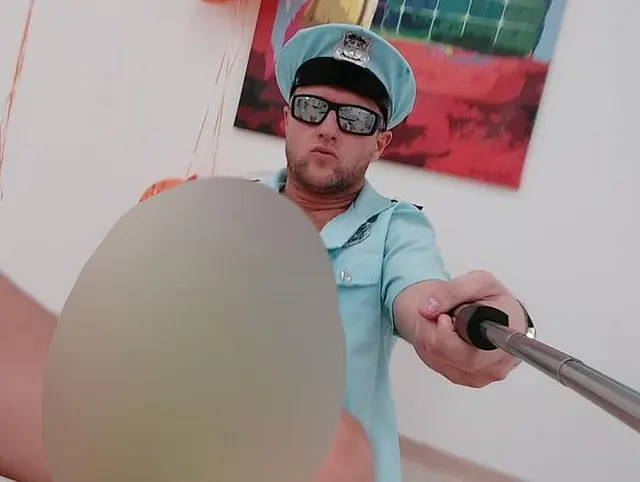 Der Polizist langweilte sich bei der Arbeit !!!
