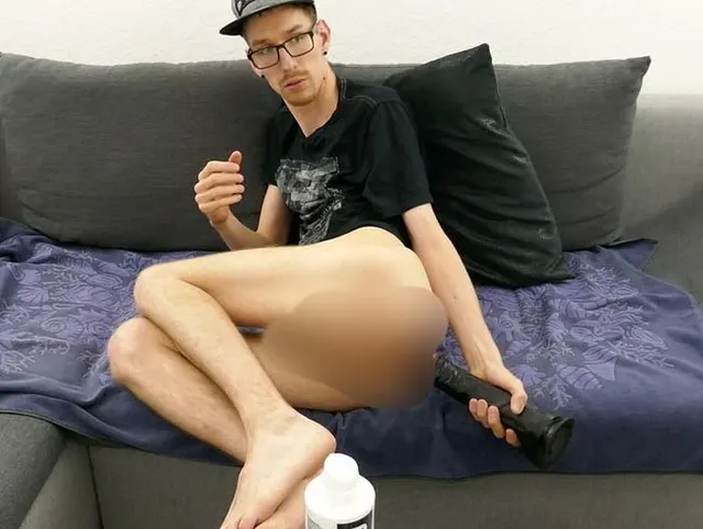 Video 114 - Maxis Monster Dildo  Play Video Cam 2 Teil 1-4