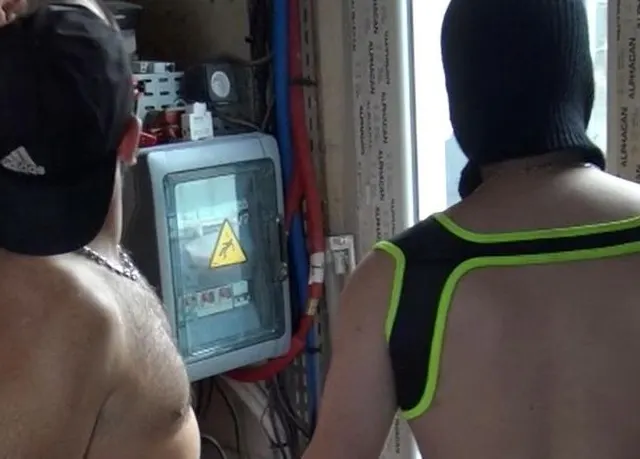 Bareback eine Hetero mit verstecktem Gesicht gefickt
