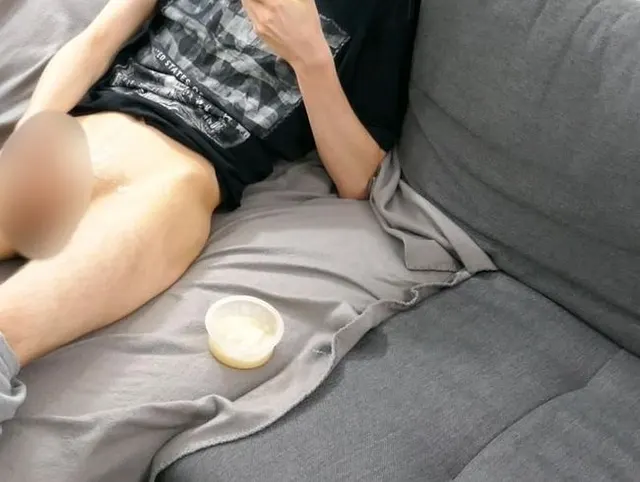 Original Video 052 - Maximilian Wichst in unsere SpermaSammelDose Cam 2 Teil 1-2