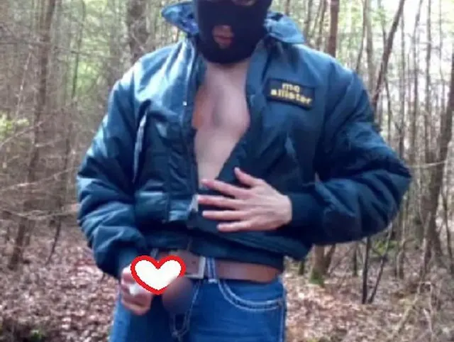 Ein Maskierter allein im Wald...