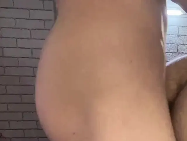 Twink fickt großen haarigen Arsch und kommt viel
