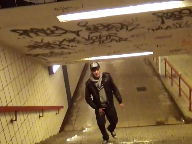 Skaterboy am Bahnhof bespannt