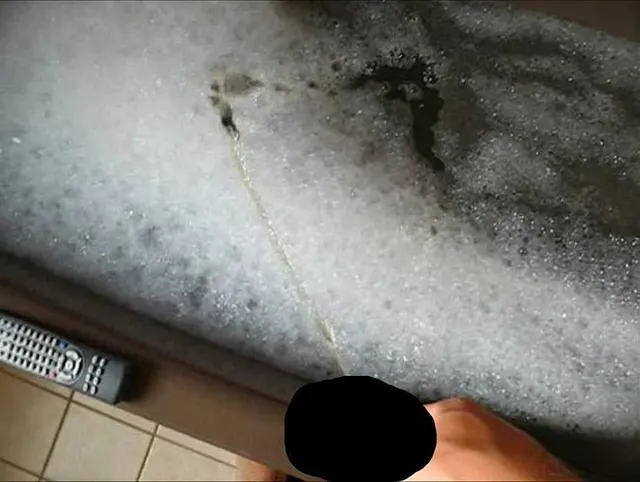 In fremder PisseBadewanne masturbiert