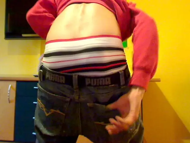 Skaterboy Sagging in Jeanshose