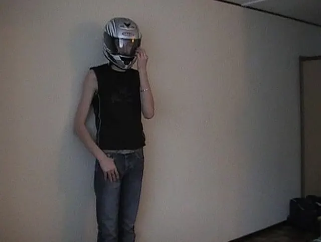 95 von einem geradlinigen Twink-Motorradfahrer im Hotel gefickt