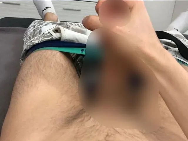 Video 061 - Maxi wichst in seine Spermadose Teil 4-5