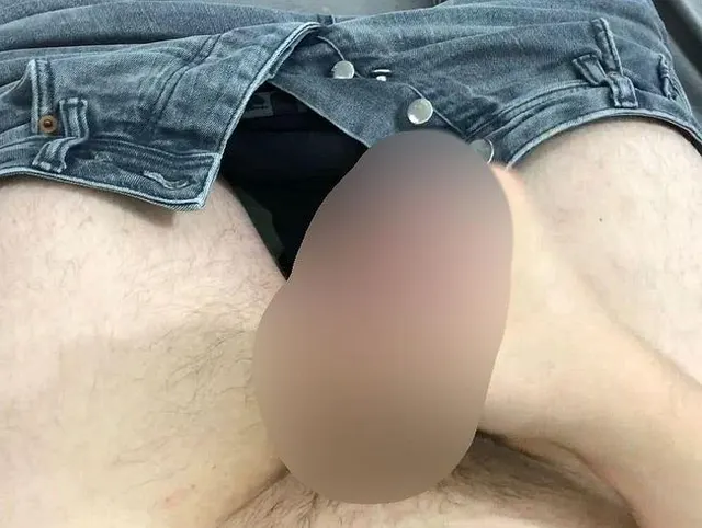 Video 051 - Rommy wichst in die Spermadose Teil 1-2