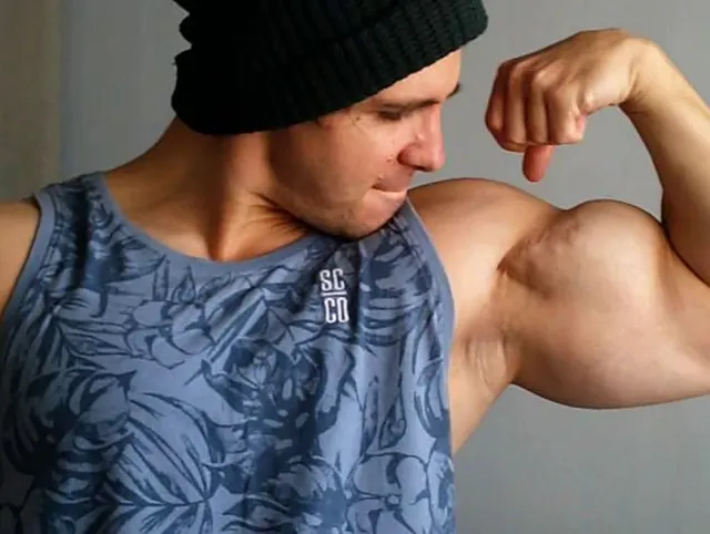 Training und Flex nackt