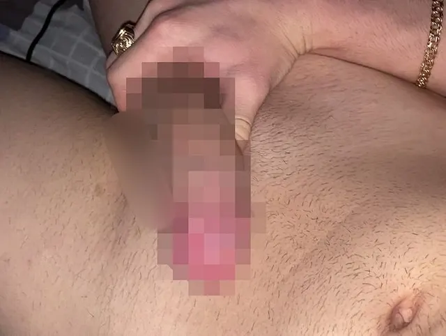 Schieße Sperma auf mich und reibe es auf meinem Bauch!