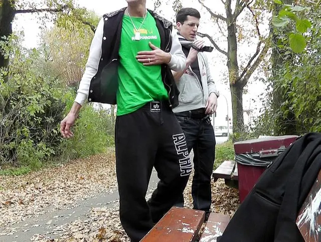 Straßenpisserei: Boys Pissen im Public Park