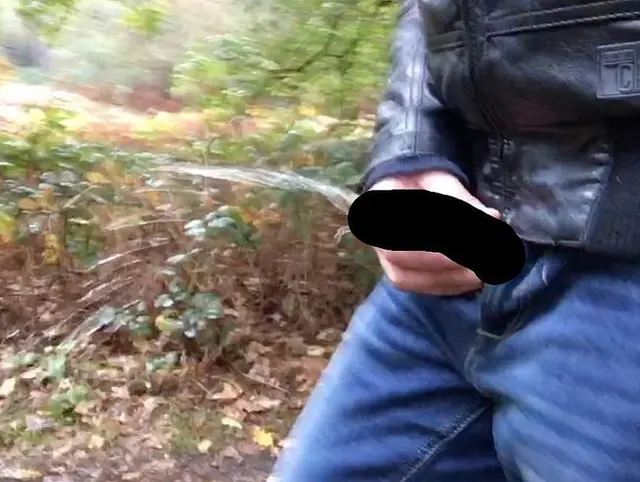 walking and taking a piss at the same time - it makes me horny