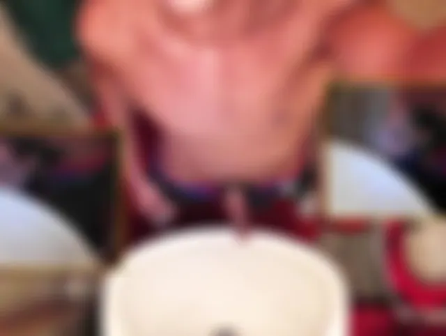 Heißen strahl piss in das Waschbecken